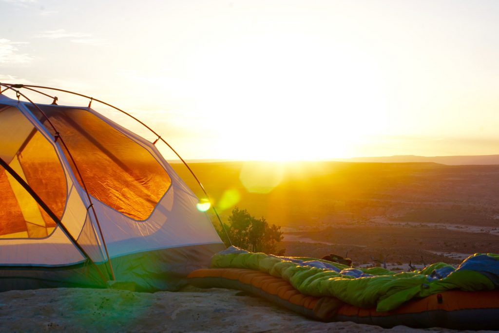 tente avec couché de soleil en fond