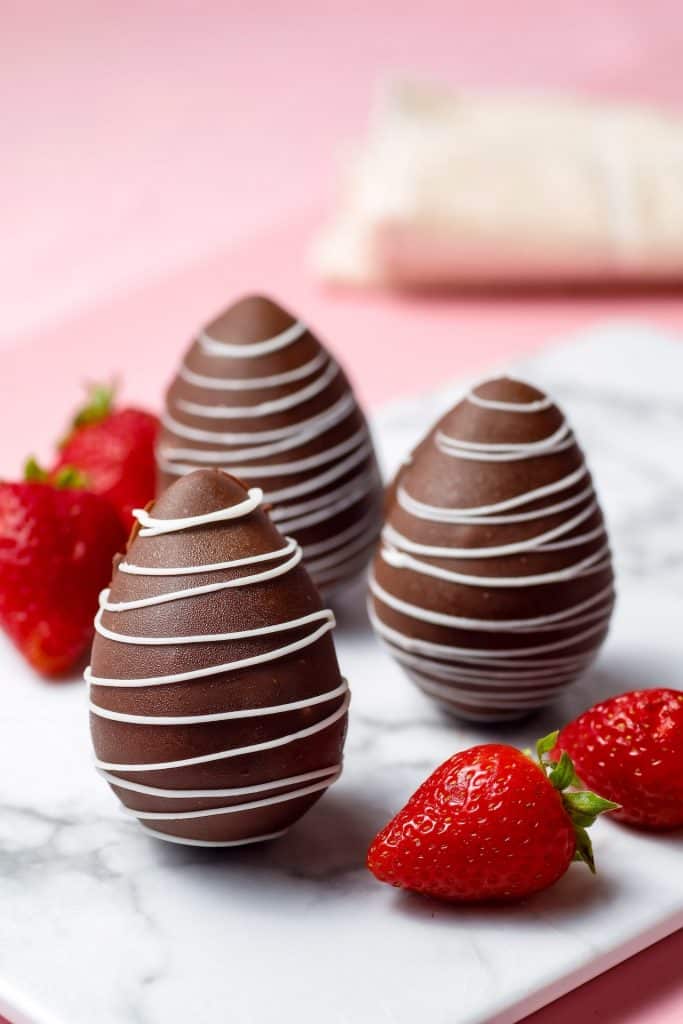 œufs en chocolat et fraises